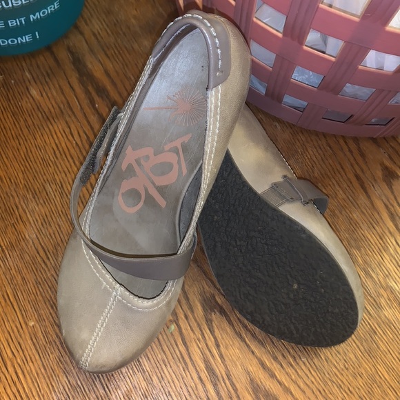 Shoes - Picture 3 of 4